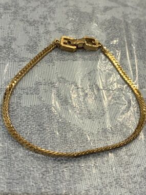 Givenchy Classic Gold Women's Rope Bracelet with Secure Clasp👝
